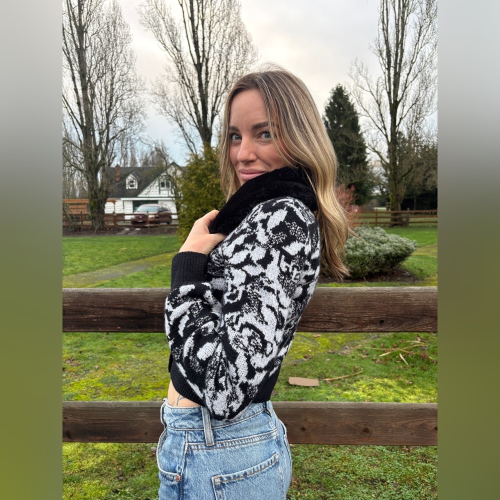 Y2K - London Kaye Cardigan with Faux Fur Collar